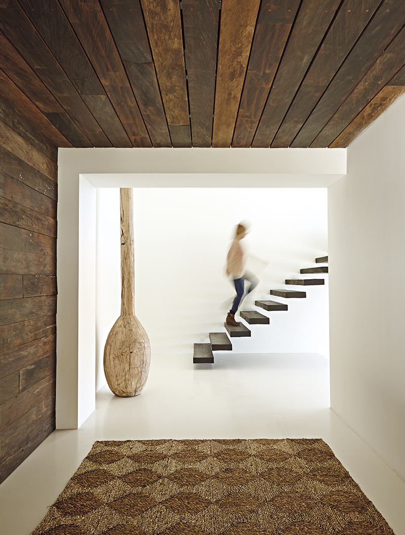 Una pieza minimalista en el recibidor escaleras
