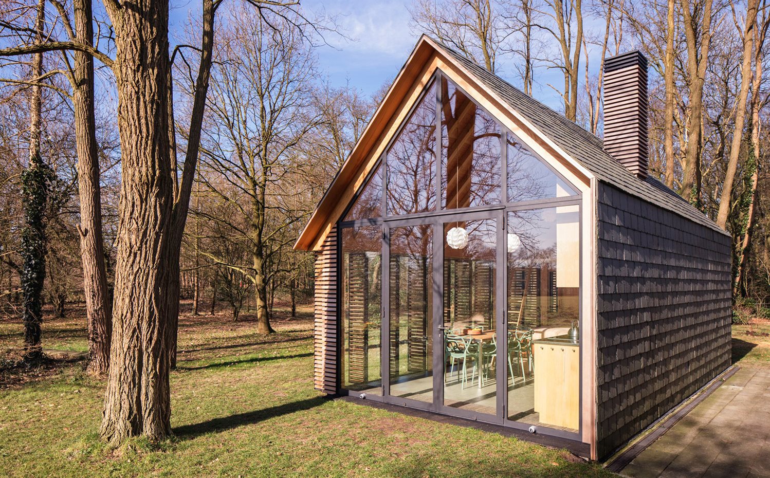 SP2015-Zecc-Tuinhuis-1-HiRes. La cabaña se construyó sobre los cimientos de una caseta de jardín de un bosque de Utrech y respetando su forma y algunos elementos originales