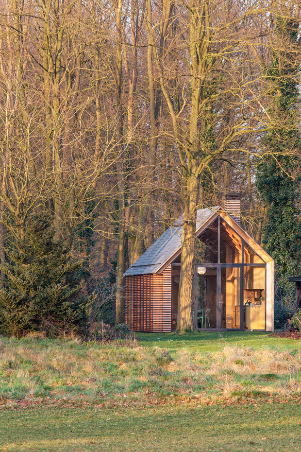 SP2015-Zecc-Tuinhuis-12-HiRes. La cabaña goza de un lugar privilegiado rodeada de un bosque de hayas que convive con los abetos