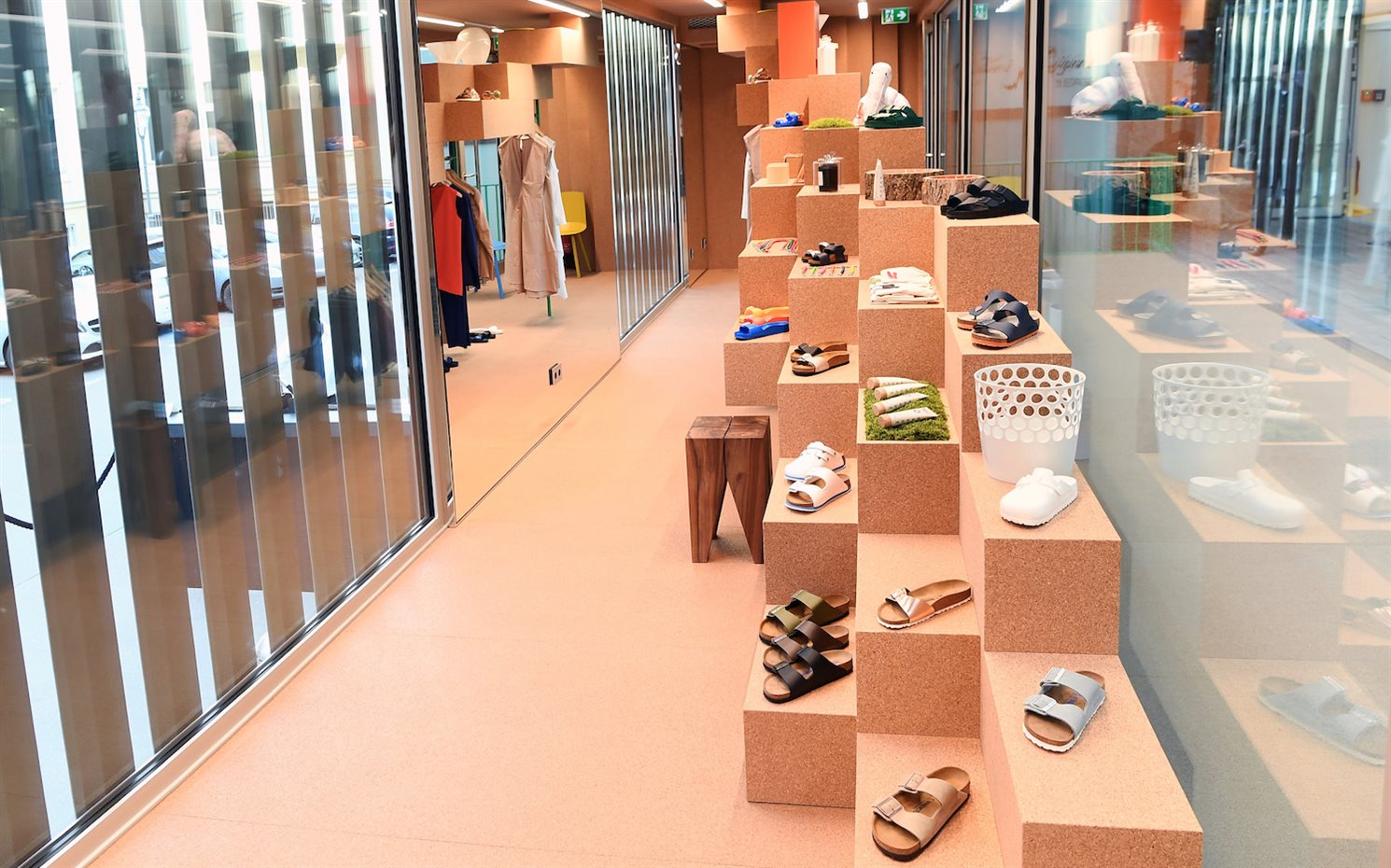The Birkenstock box Berlín. La colección de sandalias y la línea de ropa, expuesta en la Box