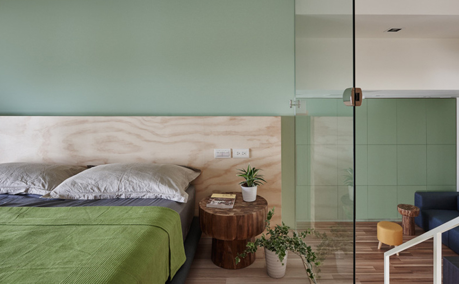 dormitorio con pared de cristal y  mini Mesilla 