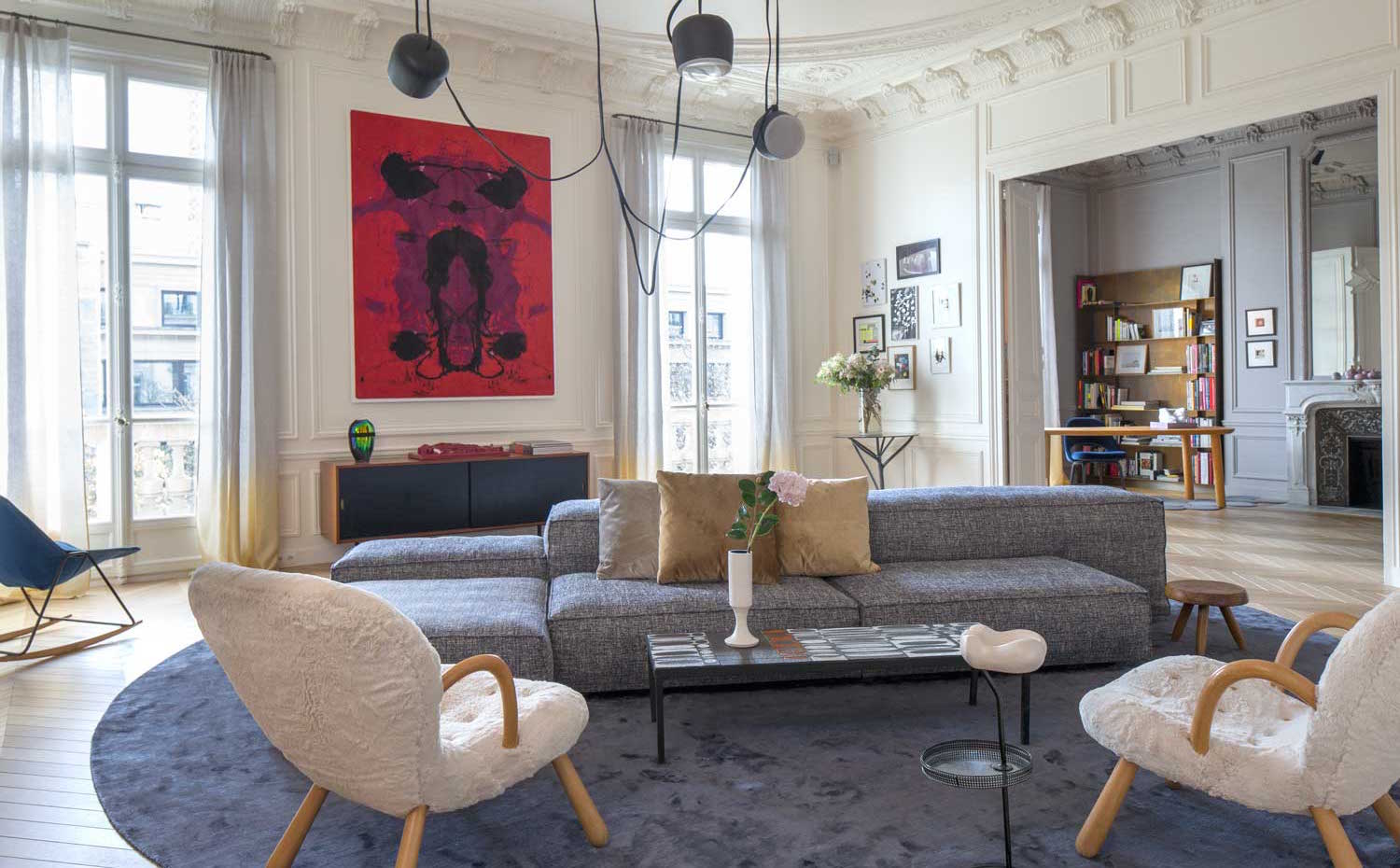 10-Rodolphe-Parente-Appartement-Trocadero---(c)Olivier-Amsellem. El sofá modular gris es el protagonista del salón. Encima de él pende la lámpara AIM, diseño de Ronan y Erwan Bouroullec para Flos