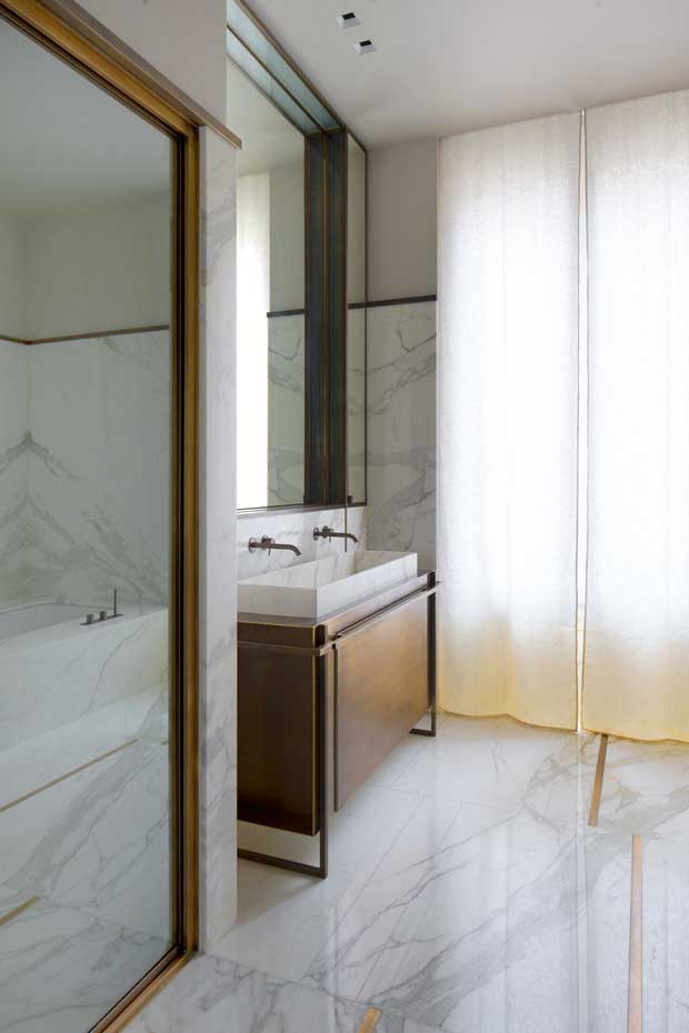 18-Rodolphe-Parente-Appartement-Trocadero---(c)Olivier-Amsellem. El material protagonista del baño, al igual que en la cocina, es el mármol. Todos los muebles están hechos a medida según un diseño de Rodolphe Parente