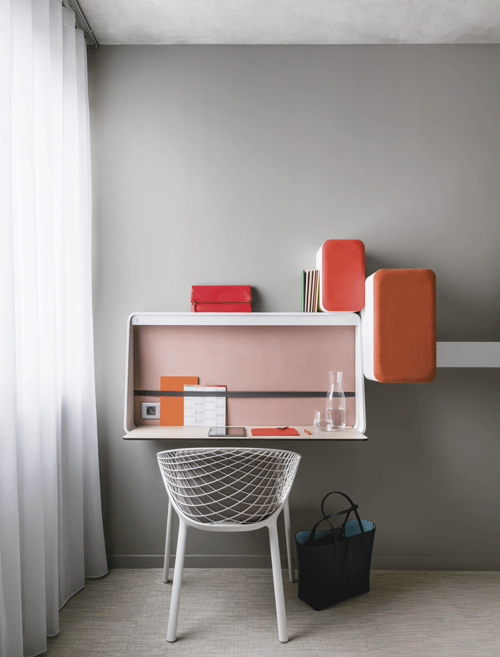 MD OKKO HOTELS BAYONNE-(24). Sobre el escritorio, descansan dos estantes forrados en colores cálidos que aportan confort