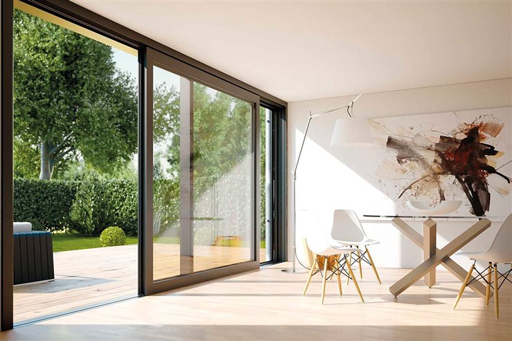 La infinidad de tipologías de apertura, control solar e, incluso, grados de transparencia, permite personalizar el grado de relación del edificio con el exterior en cada estancia. Ventana de Kömmerling.
