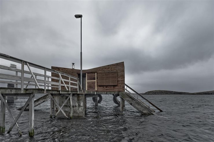 Una sauna sobre un muelle recibe a los visitantes en el refugio soñado por el músico y compositor de jazz noruego Håvard Lund.