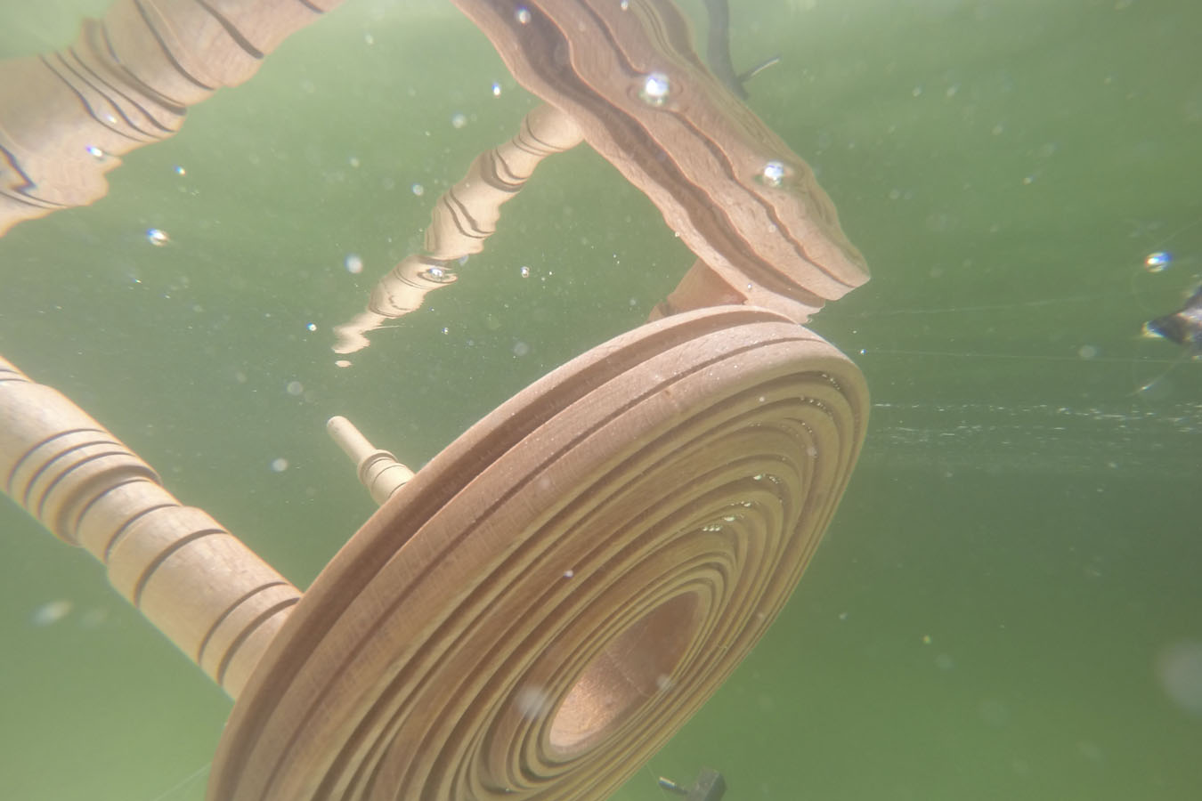 La taburetes de madera reciclada se sumergieron durante meses en el Mar Muerto