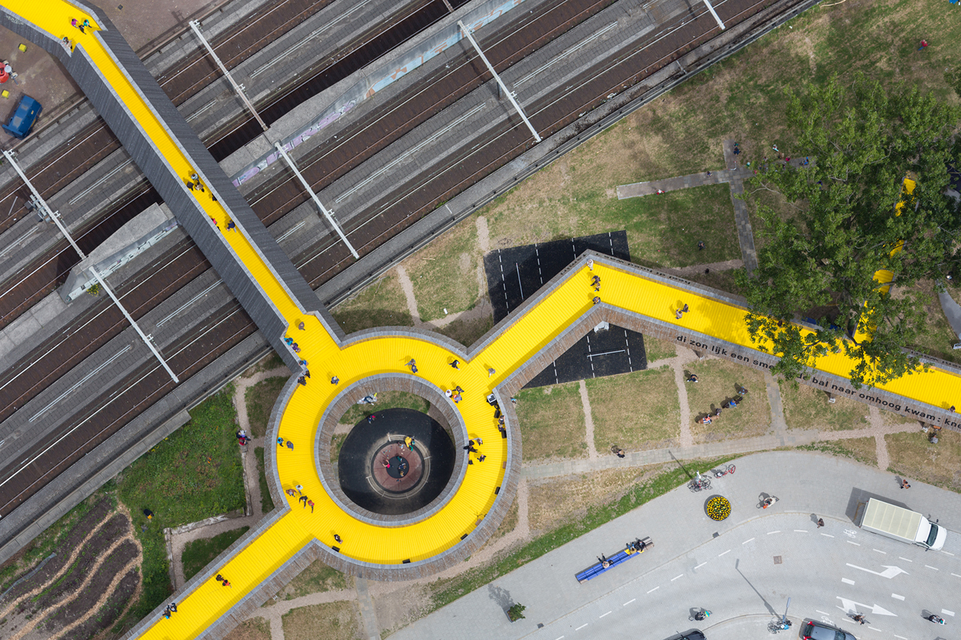 Luchtsingel, pedestrian bridge crowdfunded by citizens, ZUS, Rotterdam. Photography Ossip van Duivenbode, 2011 – 2015 © ZUS. 