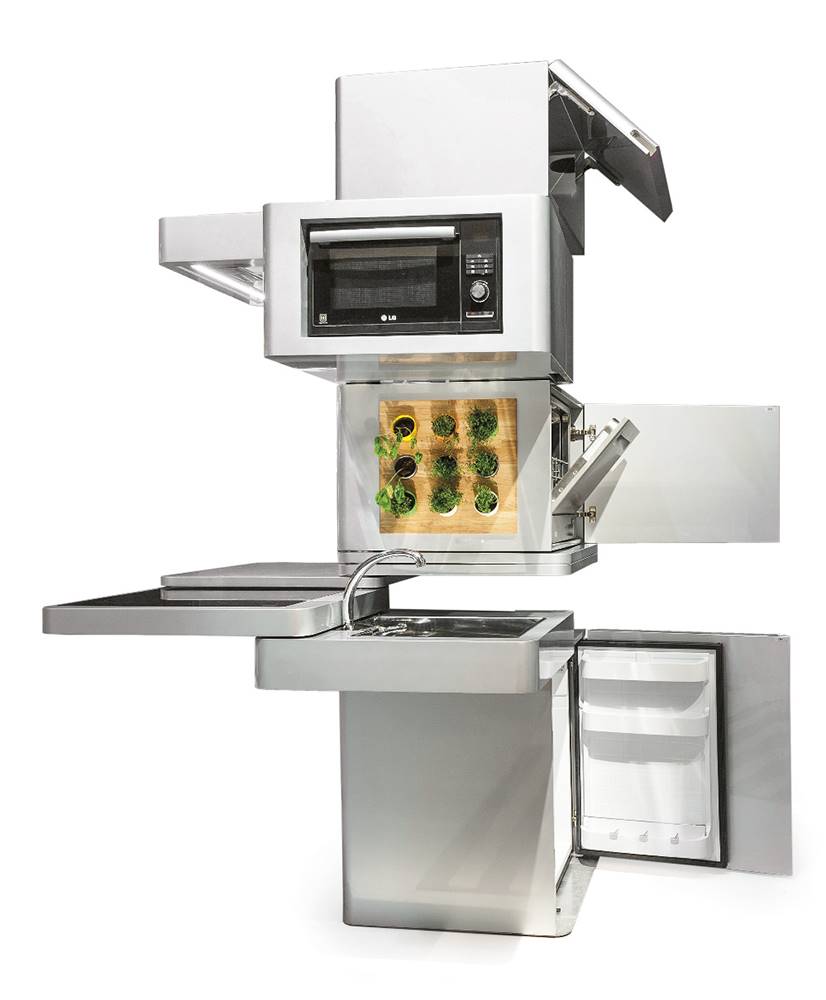 La Ecooking Vertical Kitchen, de Massimo Facchinetti para Clei, es un prototipo que contiene todos los elementos imprescindibles de una cocina en un módulo vertical. Los aparatos eléctricos están alimentados por paneles solares, y el agua del fregadero es filtrada y reutilizada en el lavavajillas.
