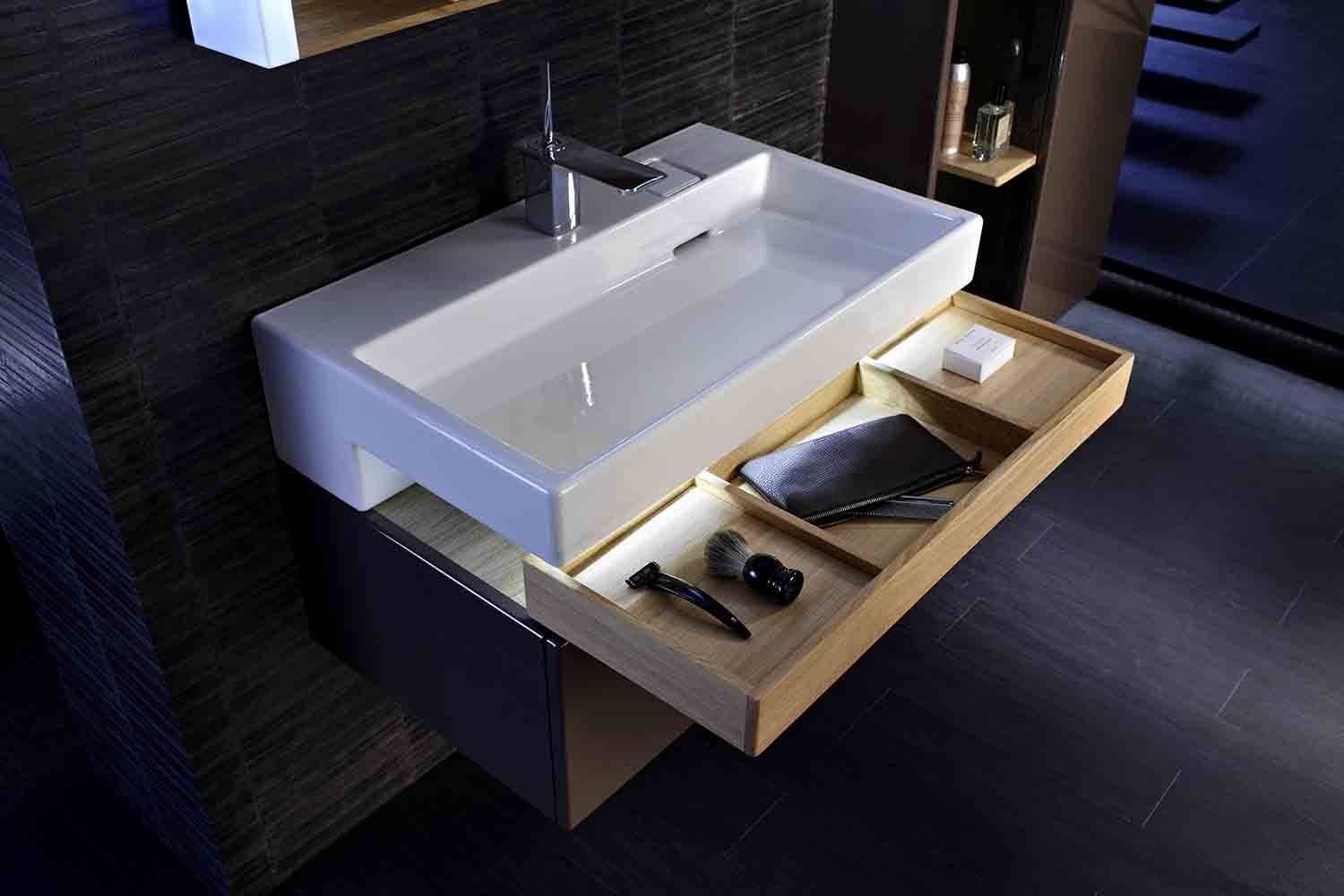 El diseño de la colección de mobiliario Terrace, de Jacob Delafon, se basa en las formas rectangulares ya que son las más naturales para los lavabos planos.
