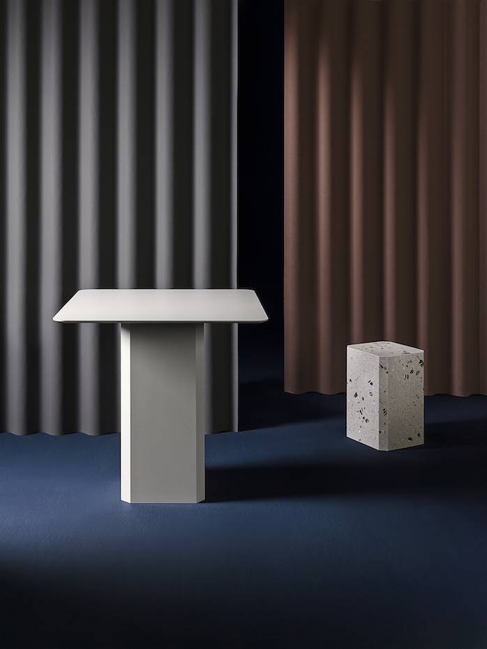 Mesa y taburete Alai, diseño de Odosdesign para Miter.
