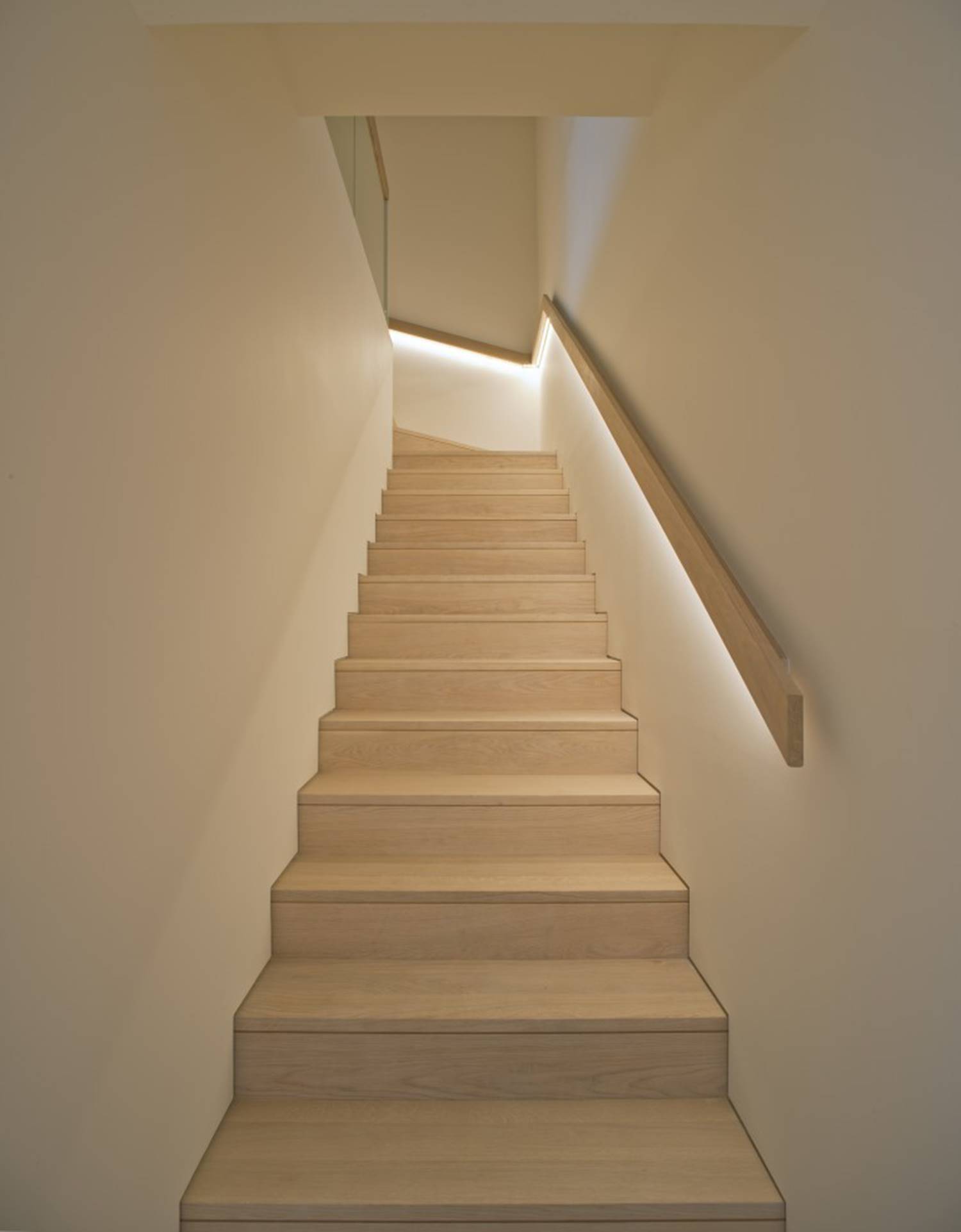 Proyecto de iluminación de una escalera mediante luz indirecta
