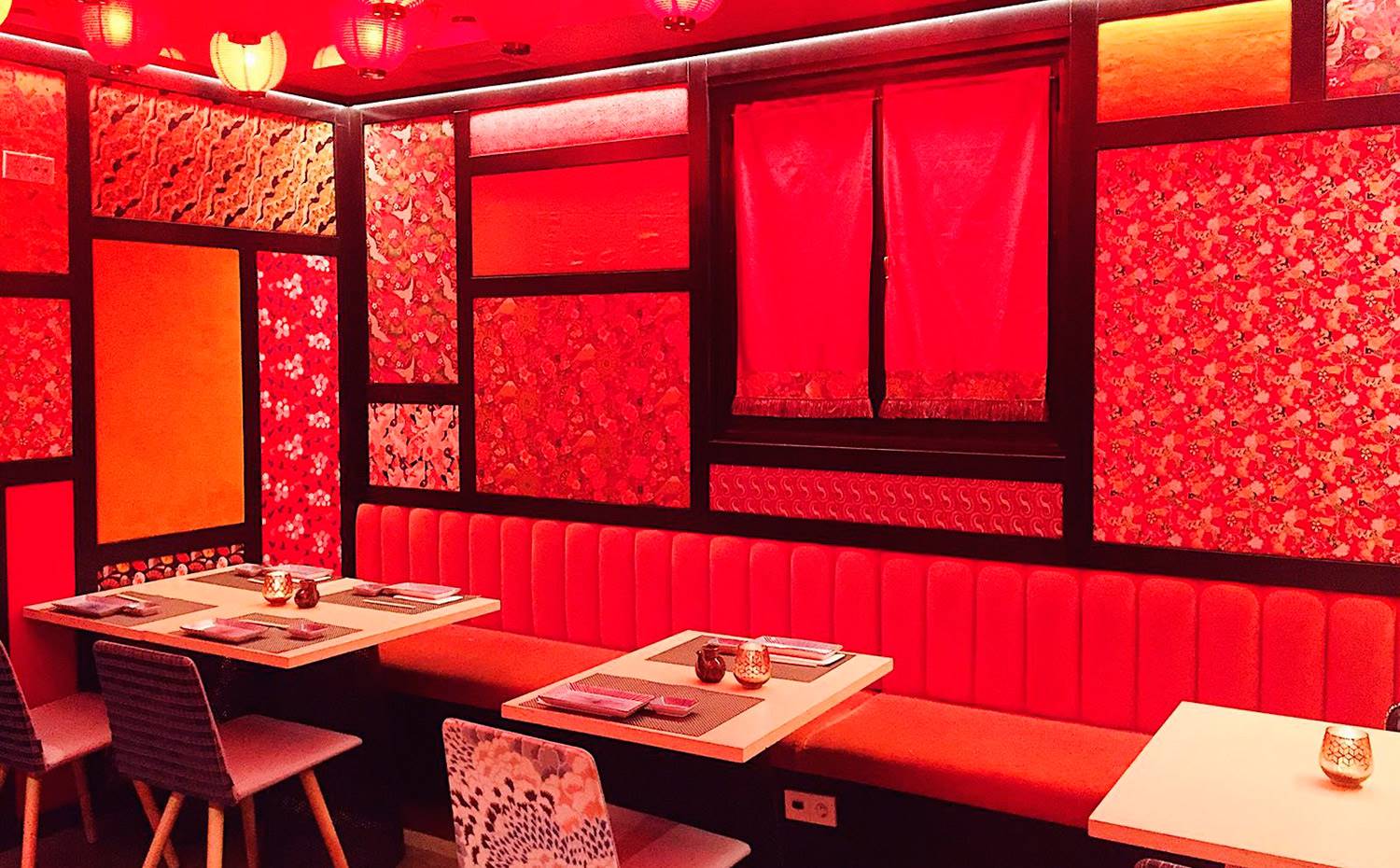 El salón rojo del restaurante Chic Sushi, decorado por Pepe Leal, te transporta directamente a Oriente. 