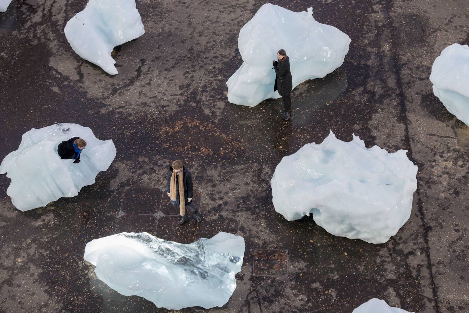 Imagen del público interactuando con piezas de hielo del 'Ice Watch'