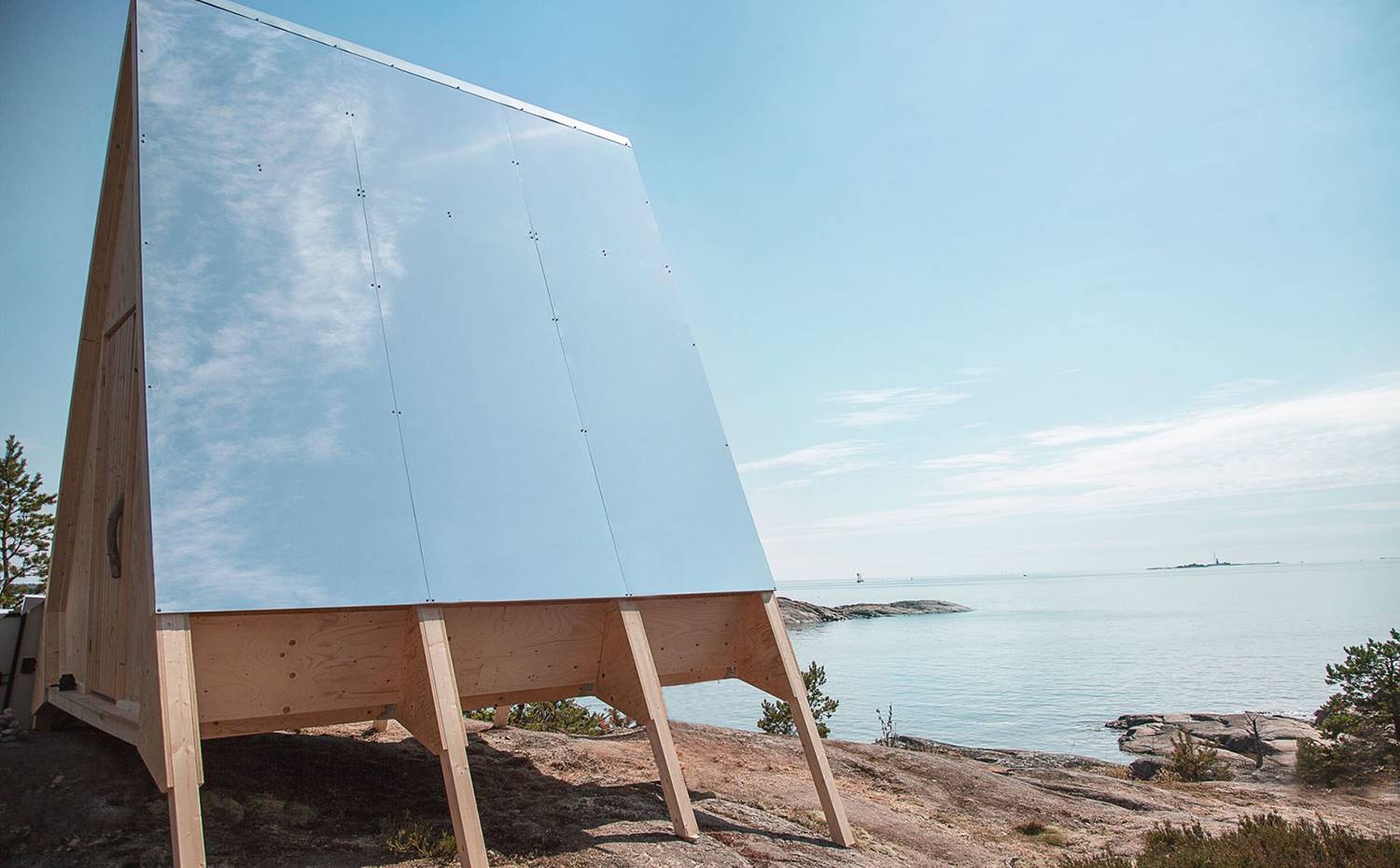 Lateral cabaña ecológica, paneles solares. Los paneles solares sostenibles y libres de emisiones fueron una opción natural e ideal para la cabina Nolla.