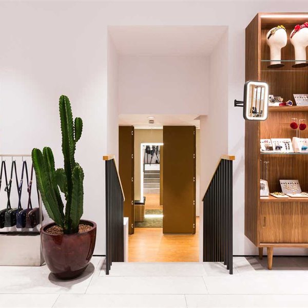 Uterqüe viste su tienda de Madrid de mobiliario Mid Century