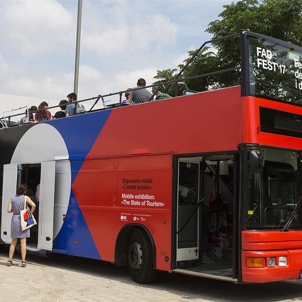 Durante el festival, la exposición móvil "El estado turístico" recorrerá varias zonas de Barcelona a bordo de un autobús turístico adaptado