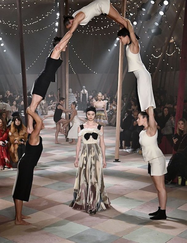 Dior monta el circo en París