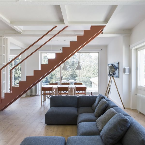 La protagonista de este apartamento es una escalera (y además, rosa)