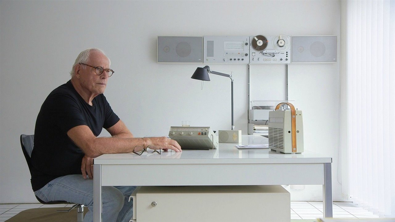 Dieter Rams en su casa junto a algunos de sus diseños para Braun.