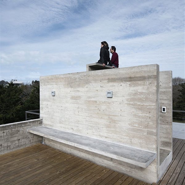 Una casa de vacaciones de hormigón elevada
