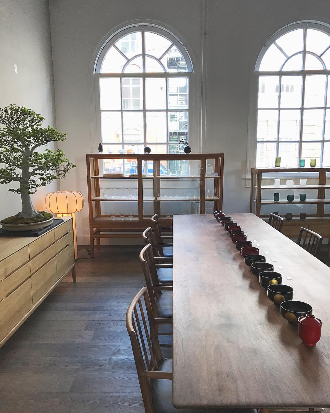 Tienda en Amsterdam de mobiliario moderno Time & Style creada por Kengo Kuma sillas bonsai mesa de madera
