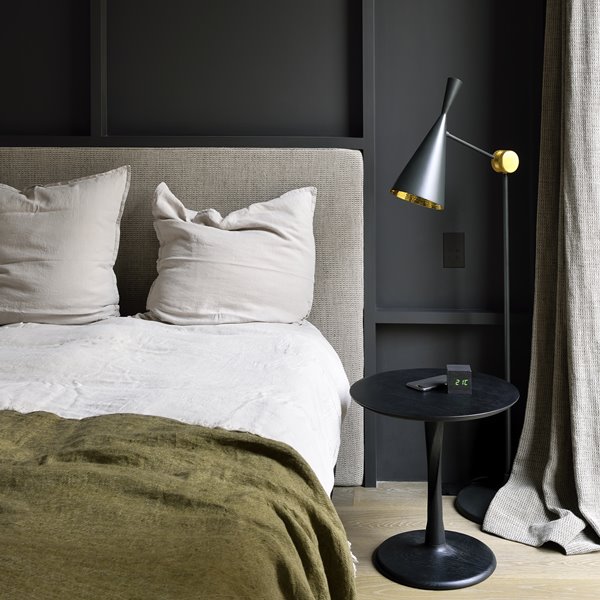 Detalle de un dormitorio revestido de color negro.