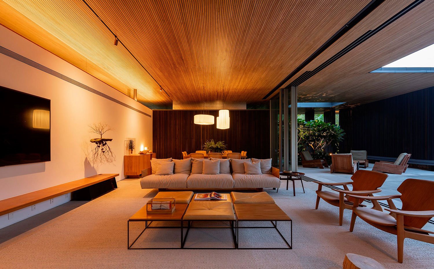 Sala-de-estar-con-mesa-de-centro-modular,-sofá-beige-y-butacas-de-madera
