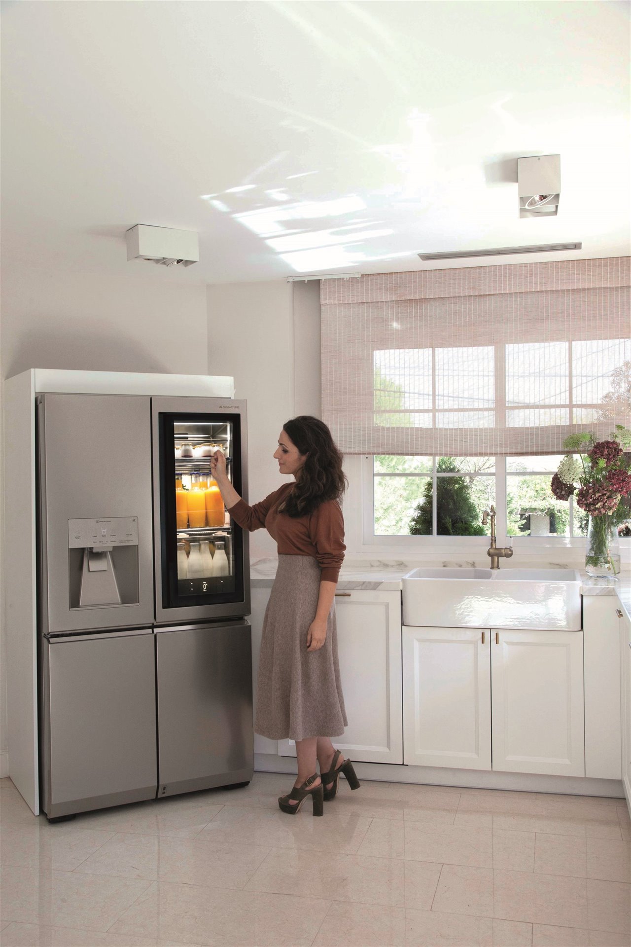 El frigorífico LG SIGNATURE InstaView Door-in-DoorTM incorpora en su puerta derecha un elegante panel de cristal que se ilumina al hacer “Toc- Toc”, permitiendo ver el interior sin necesidad de abrir la puerta y sin dejar que el fri��o se escape. Esto permite una mayor frescura y eficiencia energética.