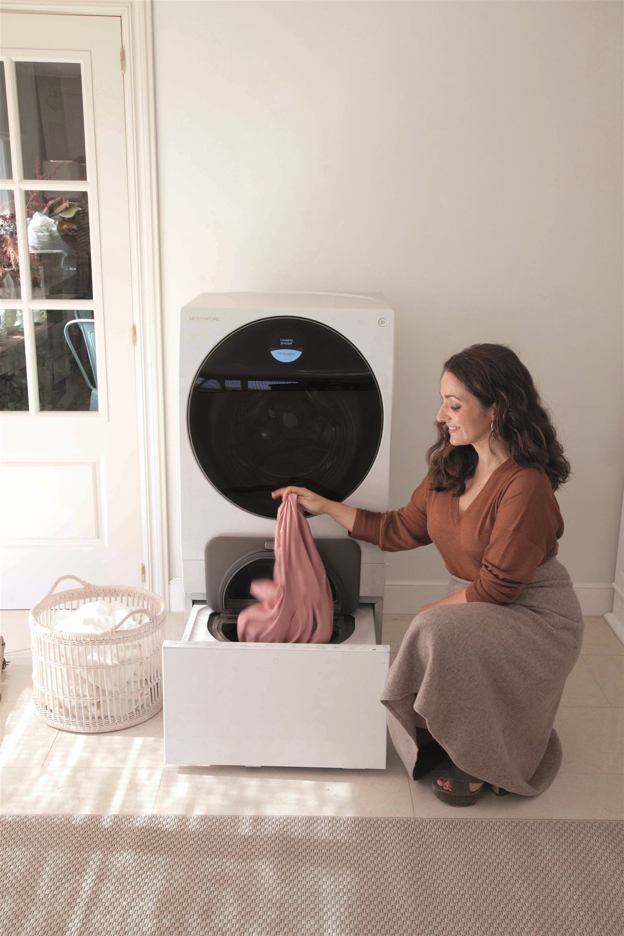 Con la lavasecadora LG SIGNATURE TWINWashTM se pueden hacer dos coladas separadas a la vez gracias a su doble tambor, con mayor comodidad y ahorrando tiempo. Su tecnología Centum SystemTM reduce los ruidos al mínimo gracias a un sensor de vibración que optimiza la velocidad de giro del tambor, ofreciendo una e ciencia energética mejorada y una mayor vida útil.