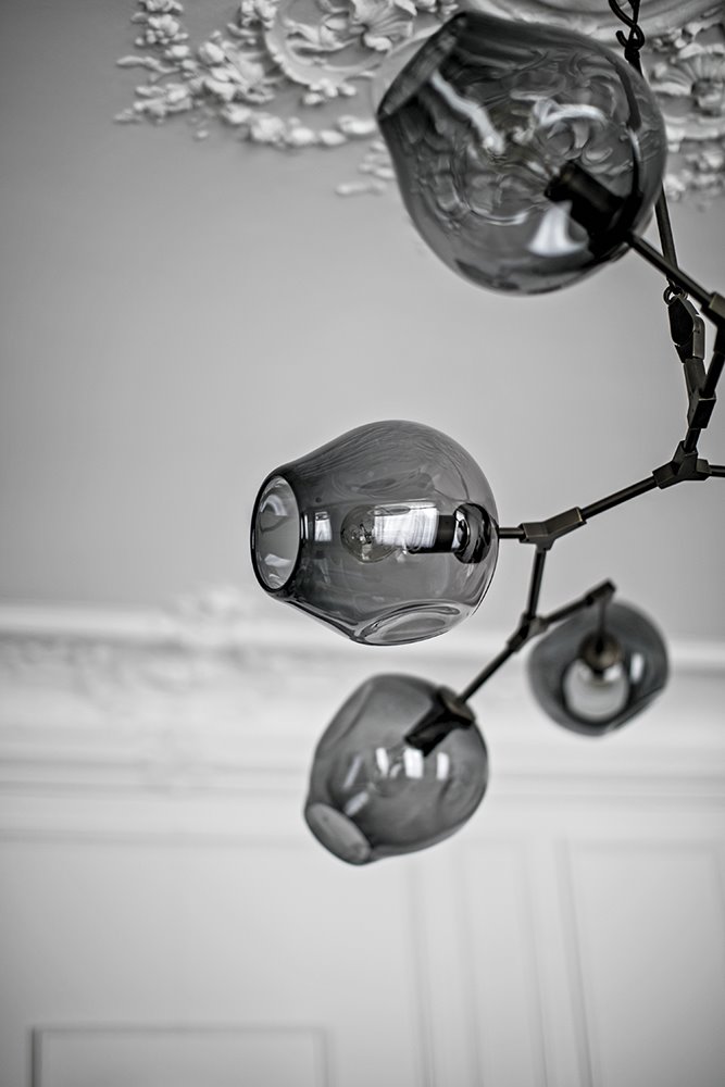 Detalle del candelabro del salón, modelo Globe Branching Bubble, diseño de Lindsey Adelman.