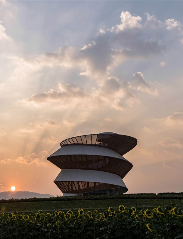Te sorprenderá lo que hay al final de las escaleras en este mirador con forma de espiral