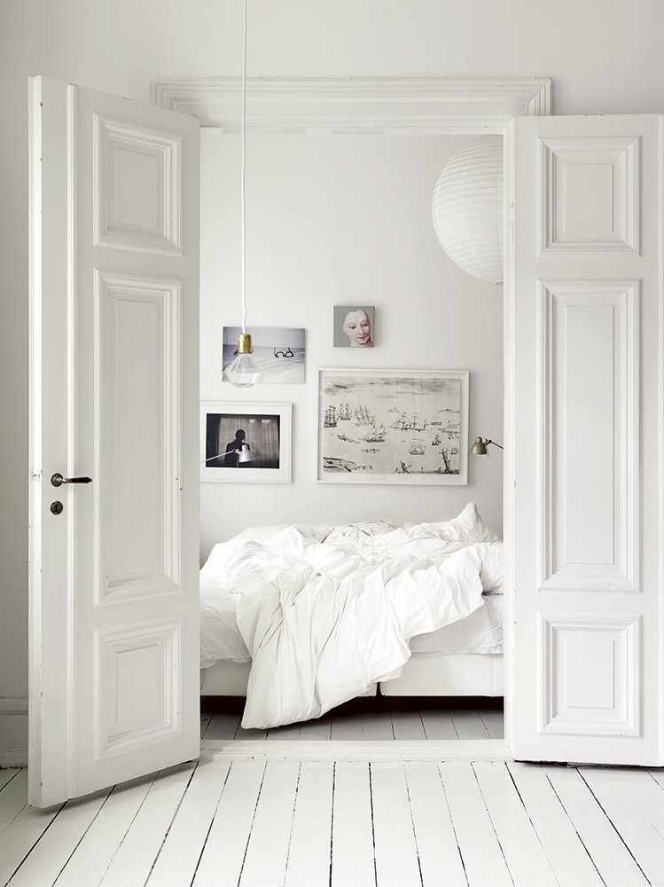 Dormitorio clásico decorado en blanco.