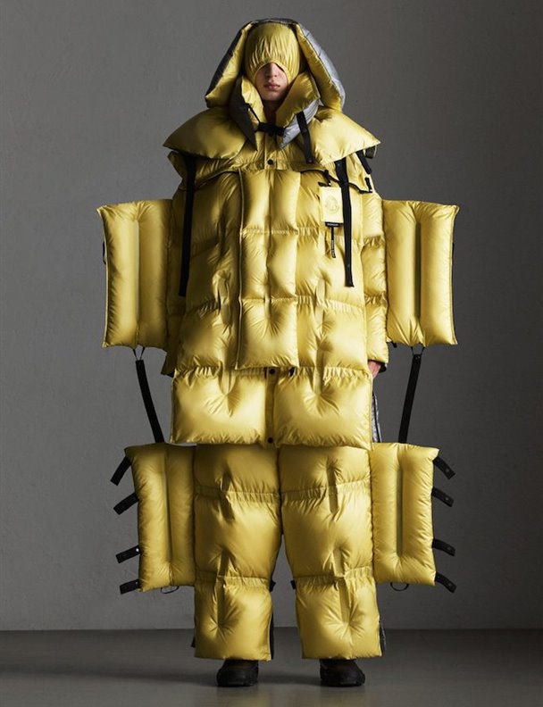 Estos nuevos abrigos de Moncler se tragan al que los lleva 