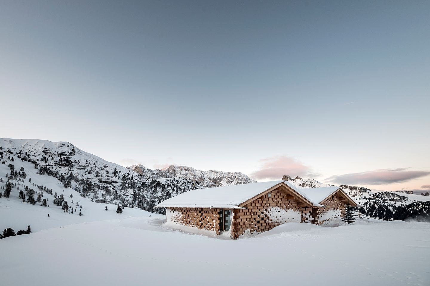 Refugio Zallinger en los Alpes suizos de Noa Arquitectos nieve cabaña