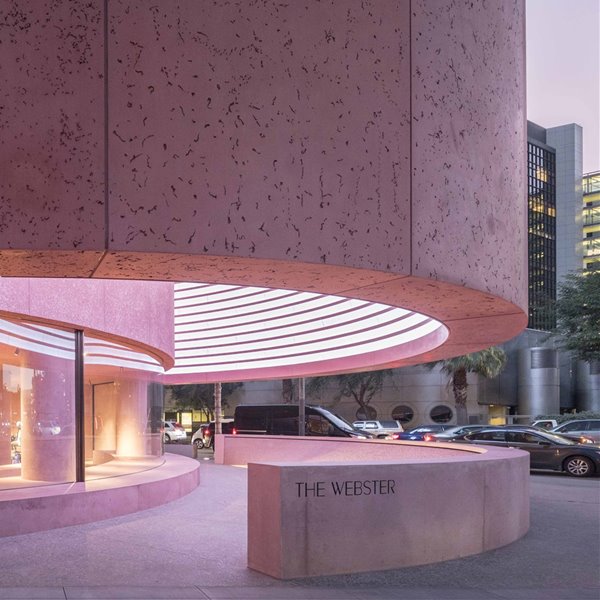 The Webster: la nueva y escultural tienda rosa diseñada por David Adjaye