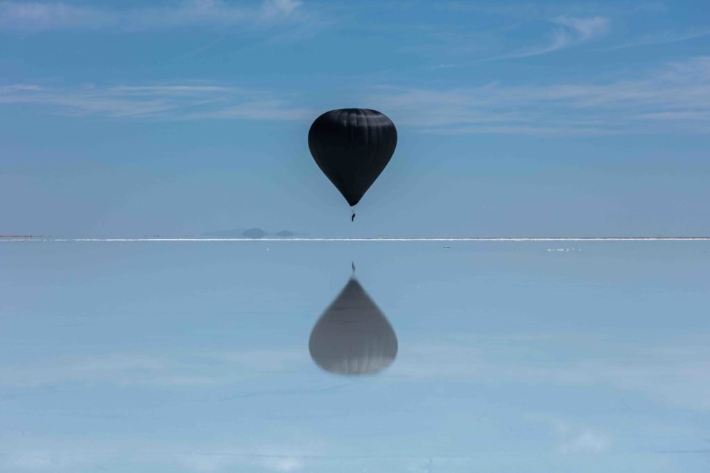 Imagen del globo con su reflejo proyectado sobre el lago.