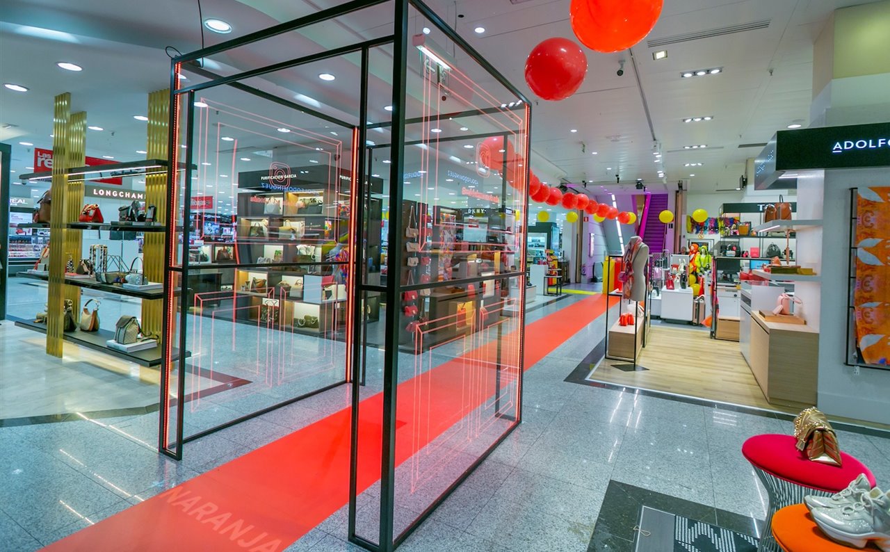 Se han instalado 20.220 metros lineales de vinilos de suelo para los pasillos de las tiendas de El Corte Inglés de España y Portugal y 56.195 esferas de colores para los escaparates e interiores de tienda.