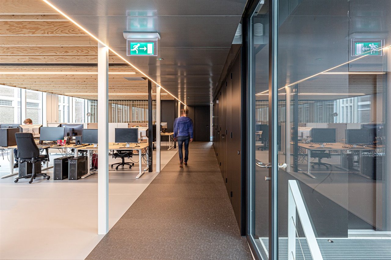 Cada una de las cuatro plantas del edificio dispone de 200 metros cuadrados de espacio diáfano para oficinas.