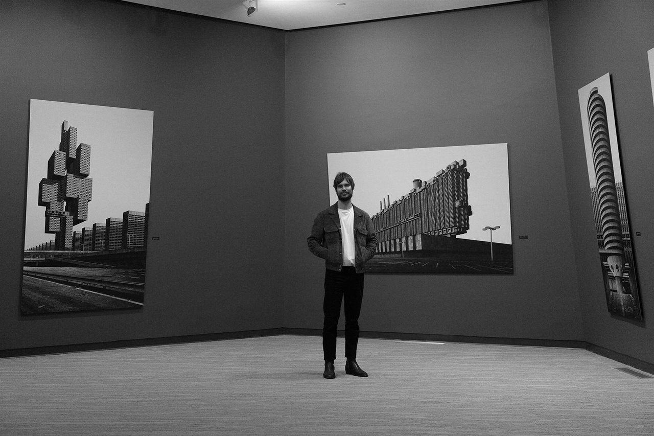El artista alemán posa junto a algunas de sus imágenes digitales, que forman parte de su exposición «Una ciudad futura procedente del pasado».