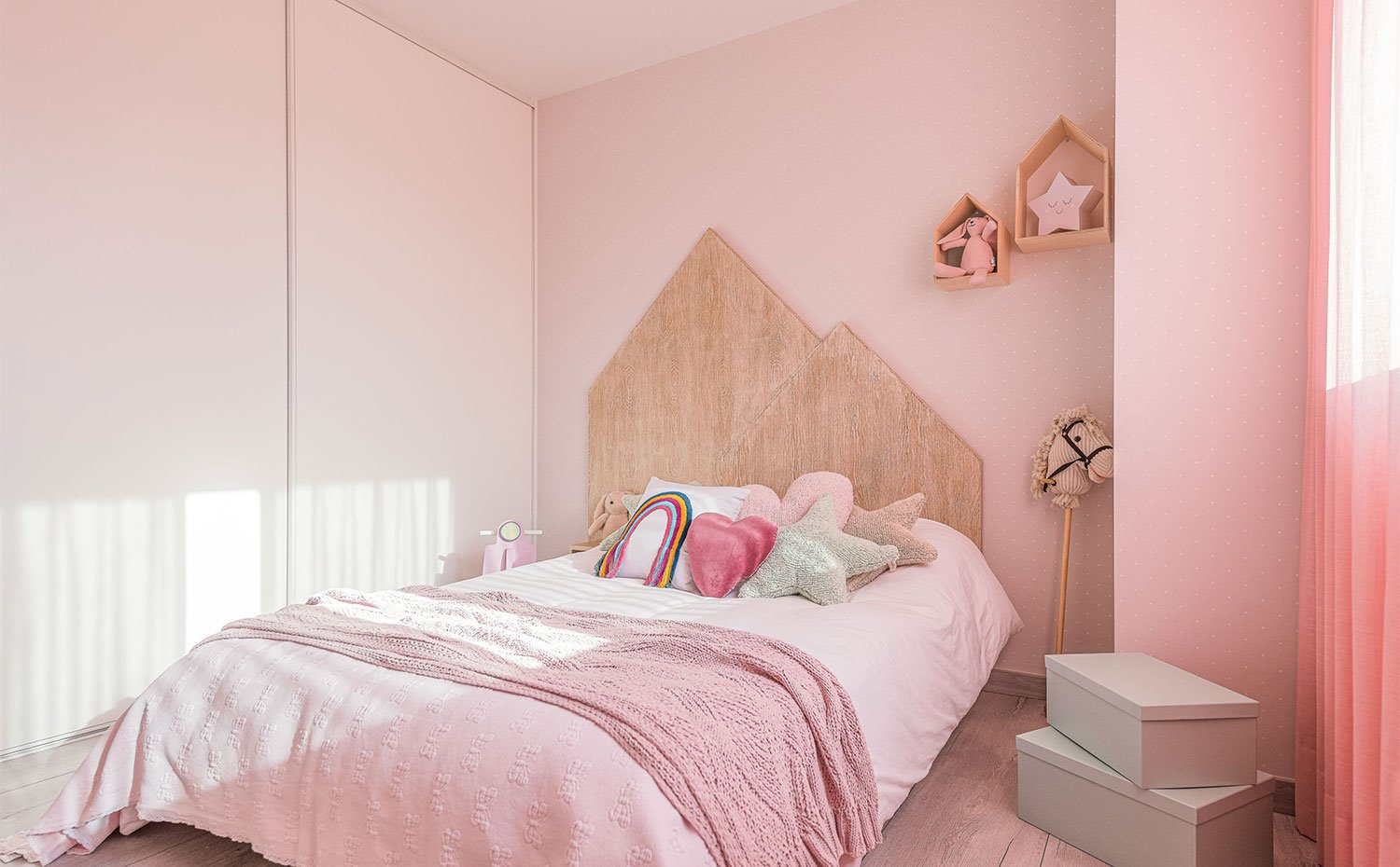 Dormitorio infantil con paredes en rosa, armario con puertas correderas