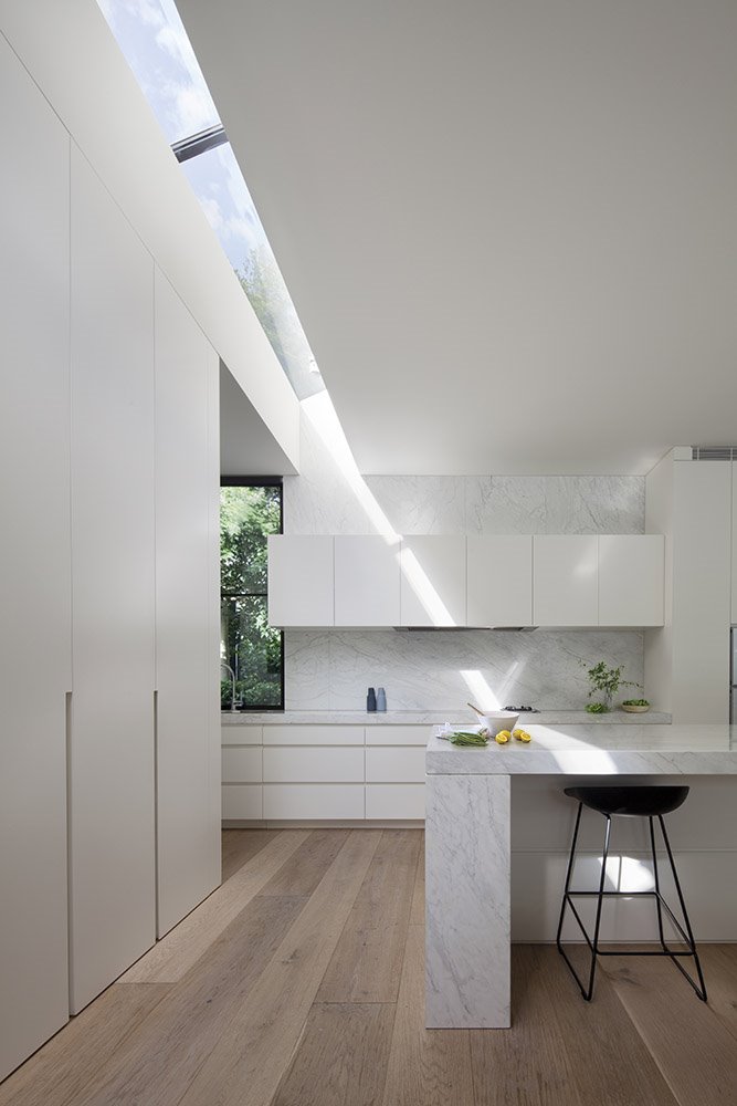Diversos estudios aseguran que una claraboya incorpora un 65% más de luz a los espacios donde se instala en comparación con un hueco de fachada. Brighton House, de Matyas Architects.