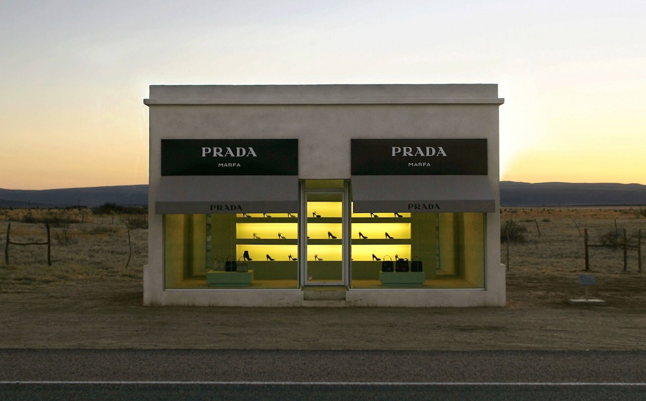La falsa "tienda" de Prada se encuentra a las afueras de la ciudad de Valentine, en el solitario desierto de Chihuahua, en Texas.