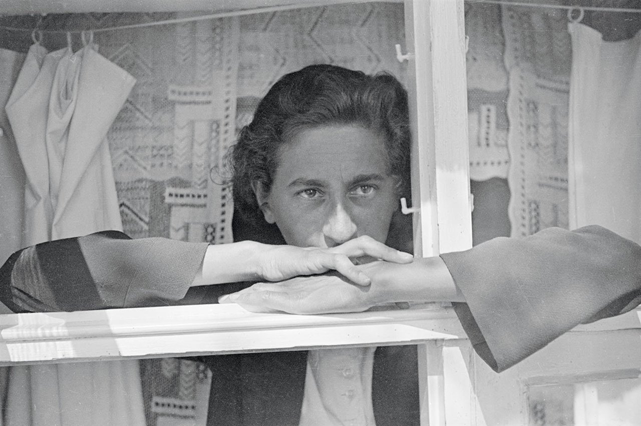 Las aportaciones de Anni Albers en el campo textil trascendieron las nociones de artesanía y la labor propia del género femenino.