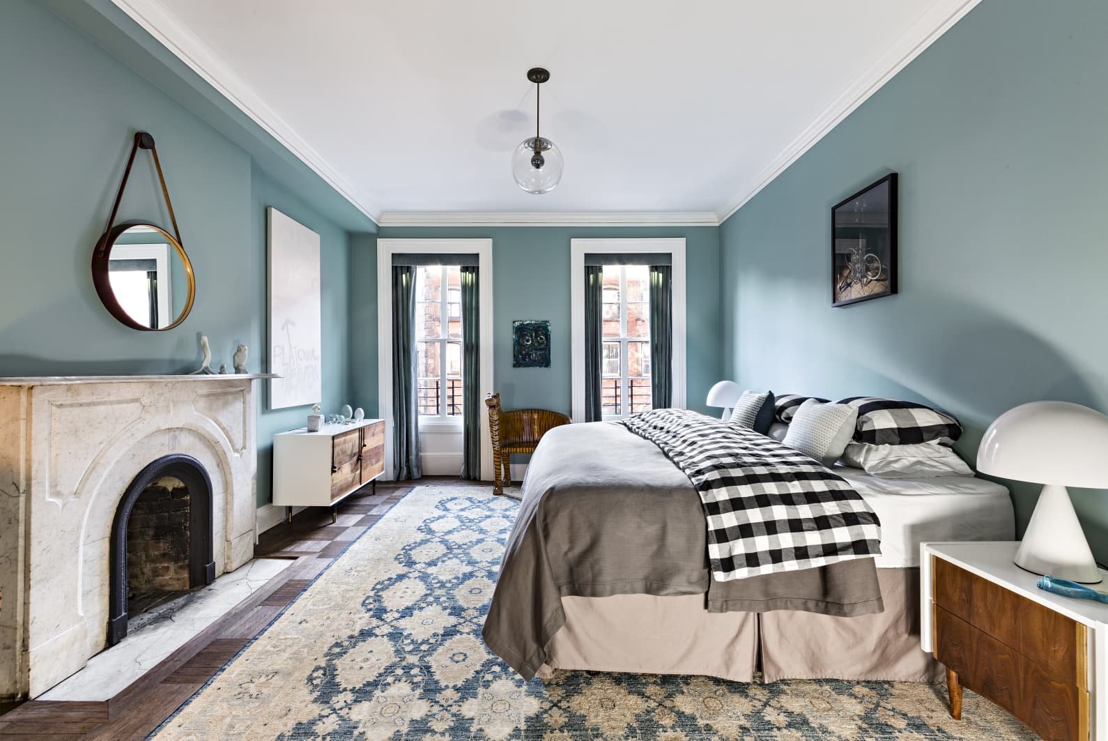 Apartamento Mary Kate Oslen en Manhattan dormitorio con pared azul