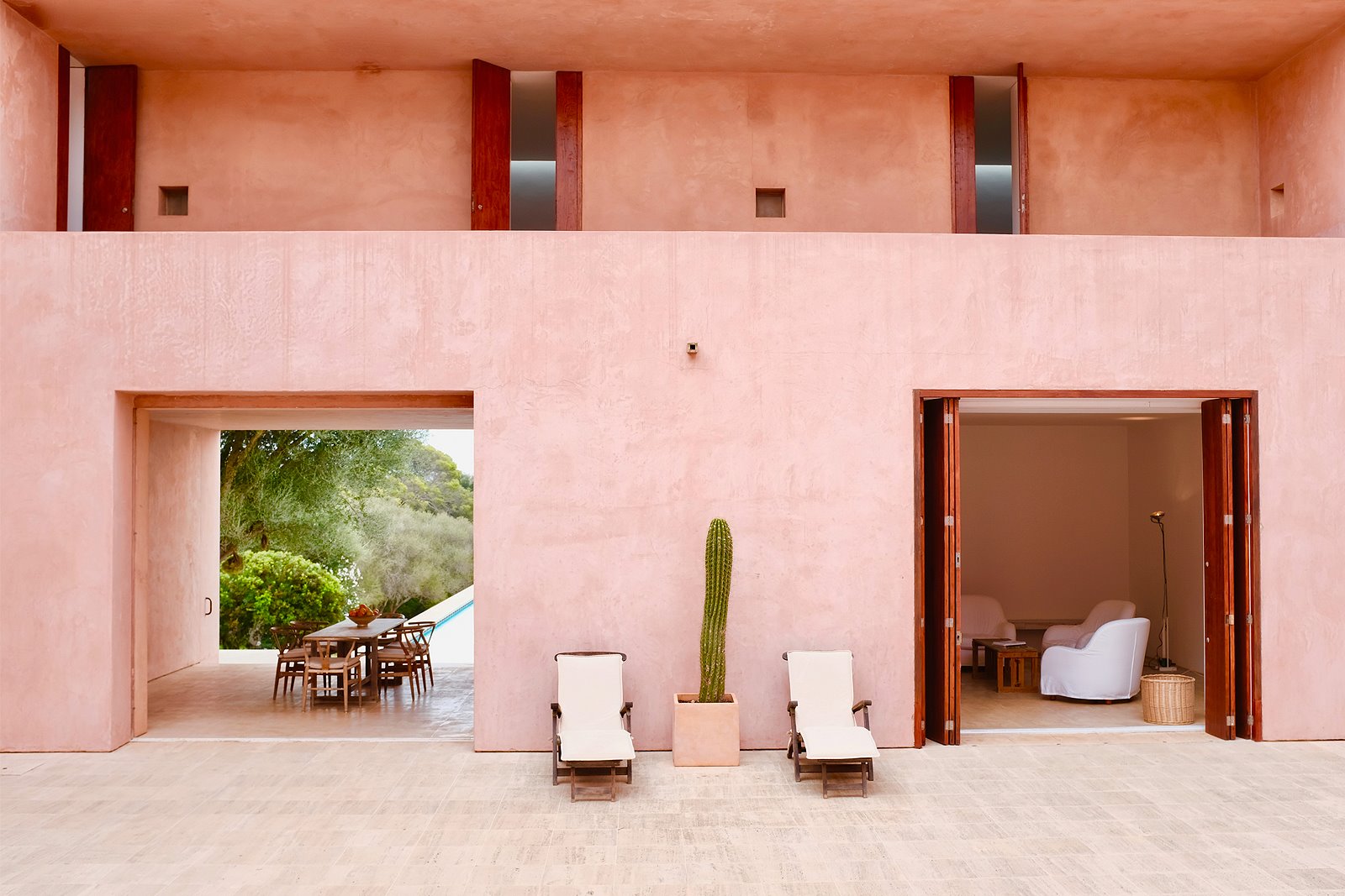 Casa de color rosa de claudio Silvestrin y John pawson en Mallorca comedor exterior y vista del salón