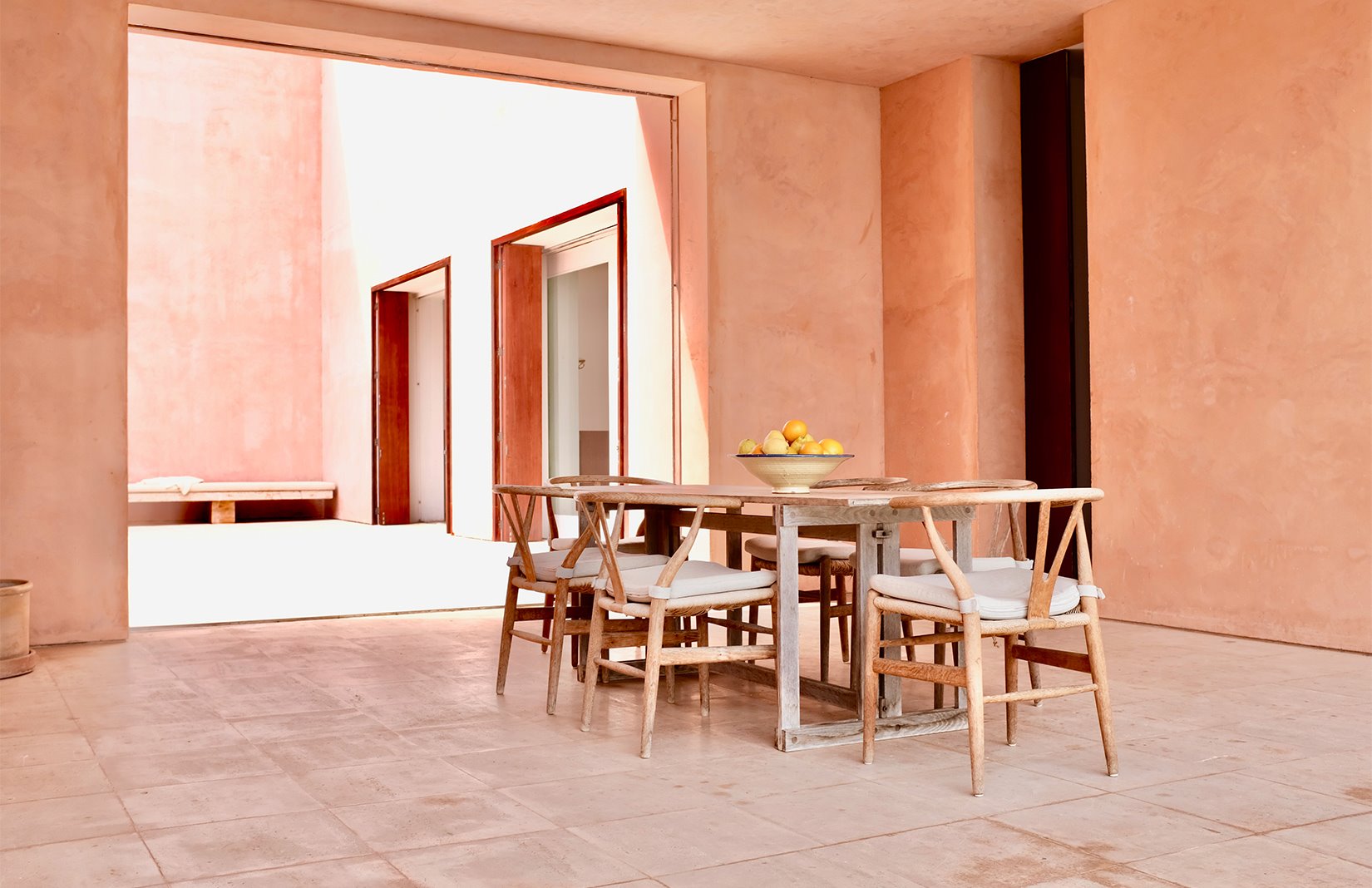 Casa de color rosa de claudio Silvestrin y John pawson en Mallorca comedor exterior