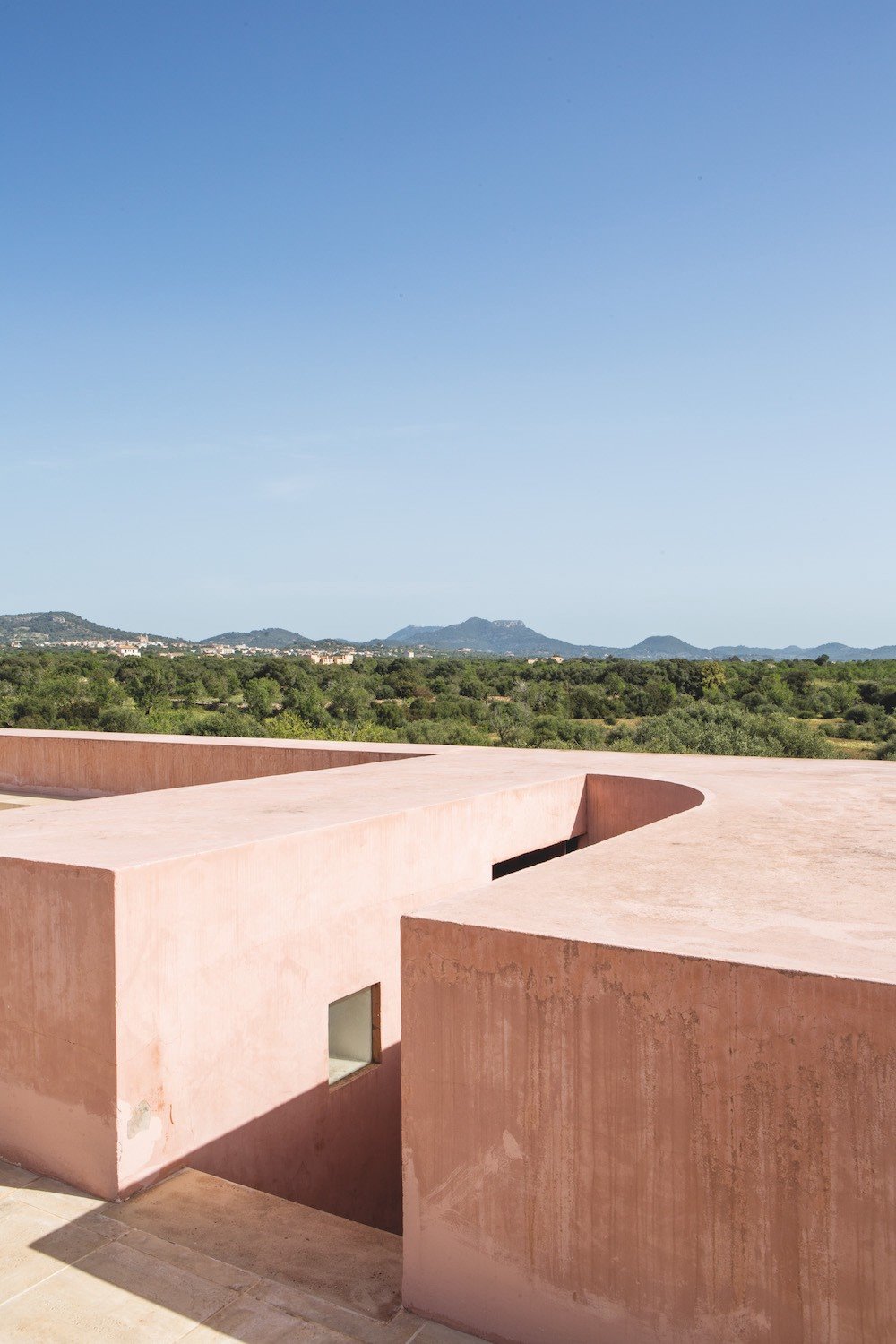 Casa de color rosa de claudio Silvestrin y John pawson en Mallorca