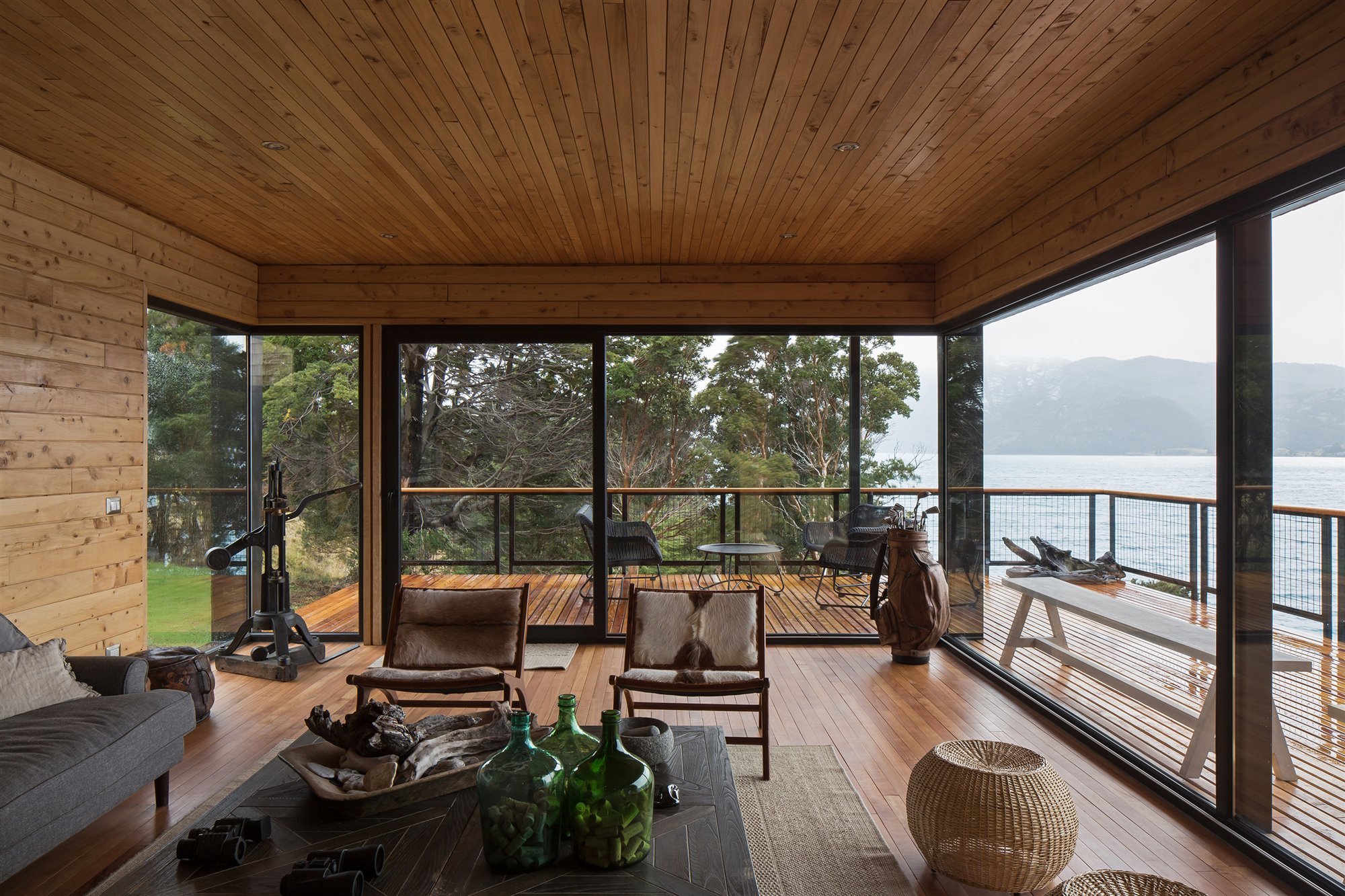 Salon de madera con vistas de una casa prefabricada