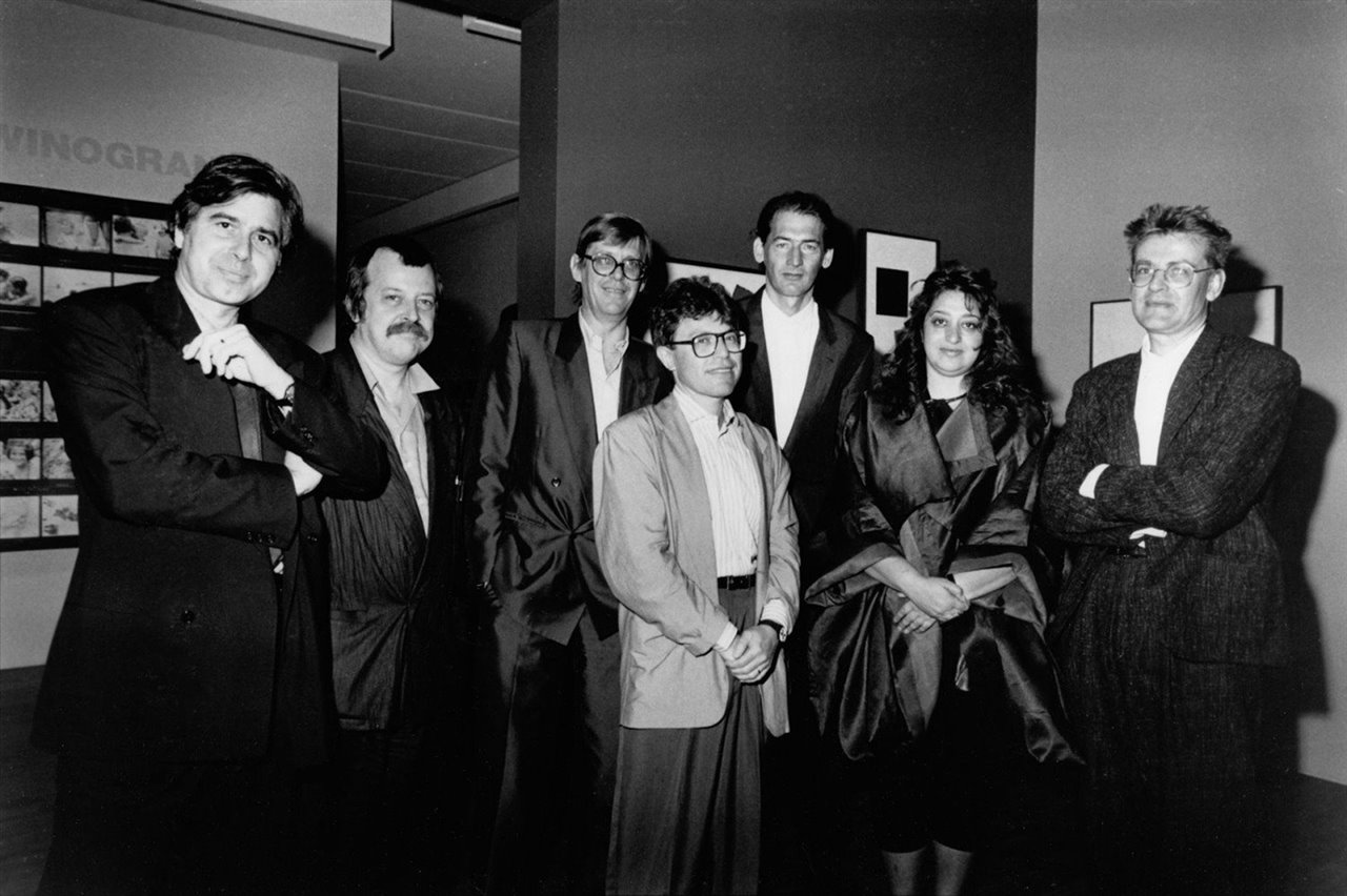 Una imagen de finales de los años 70 con una joven Zaha Hadid junto a –de izquierda a derecha– Bernard Tschumi, Helmut Swiczinsky, Wolf D. Prix, Daniel Libeskind, Rem Koolhaas y Mark Wigley.